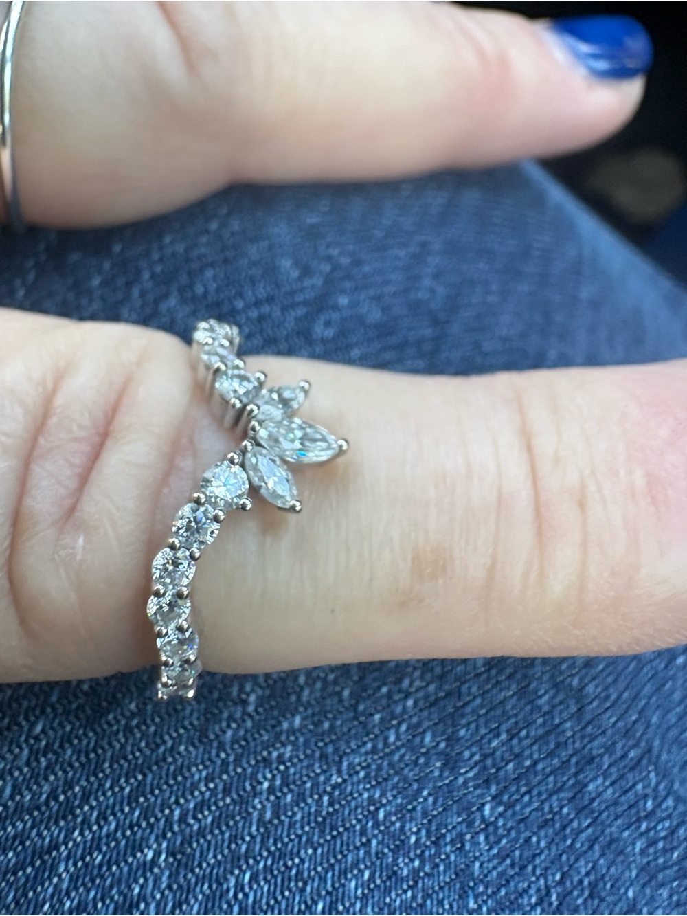 White gold v band 14kt moissanite s